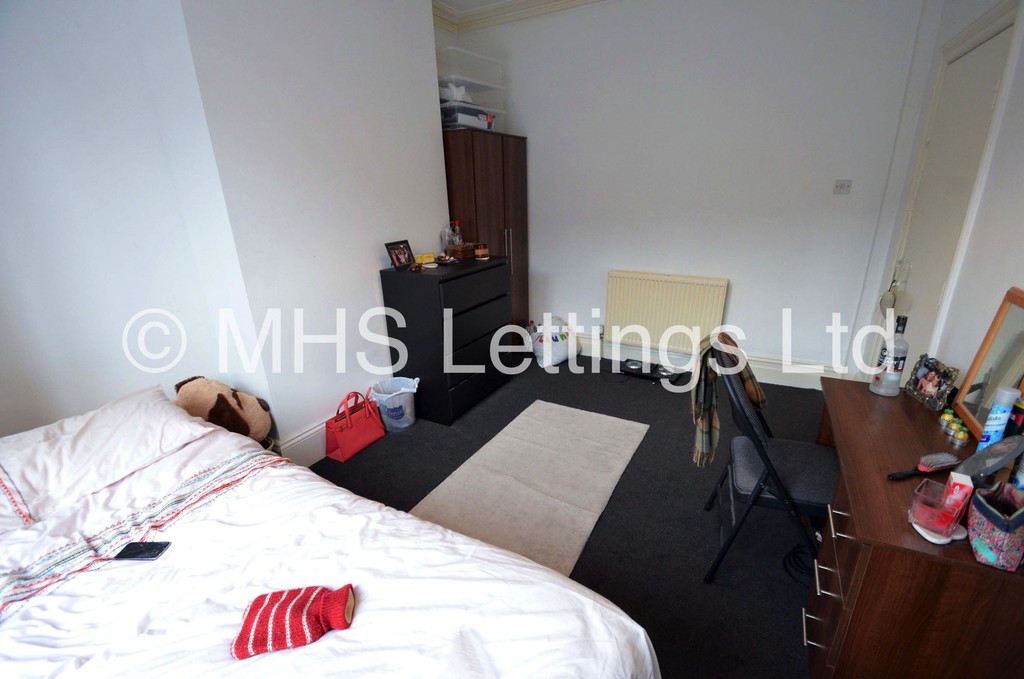 Photo of 5 Bedroom Mid Terraced House in 23 Brudenell View, Leeds, LS6 1HG