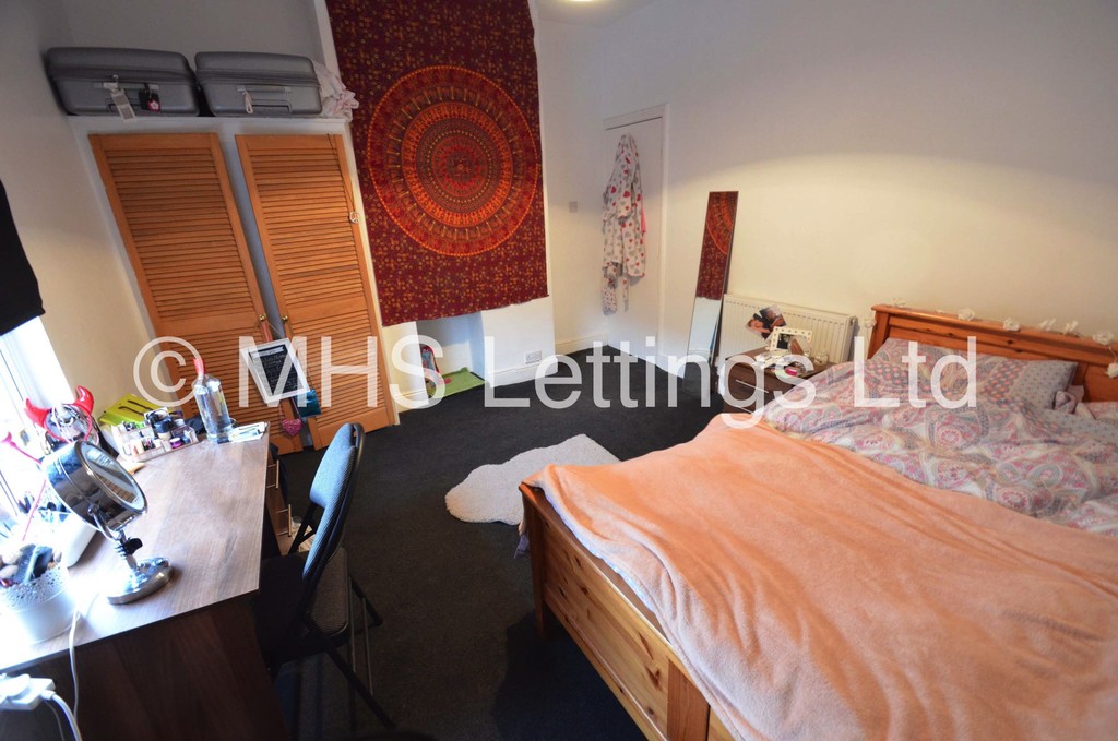 Photo of 5 Bedroom Mid Terraced House in 23 Brudenell View, Leeds, LS6 1HG