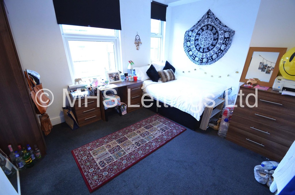 Photo of 5 Bedroom Mid Terraced House in 23 Brudenell View, Leeds, LS6 1HG