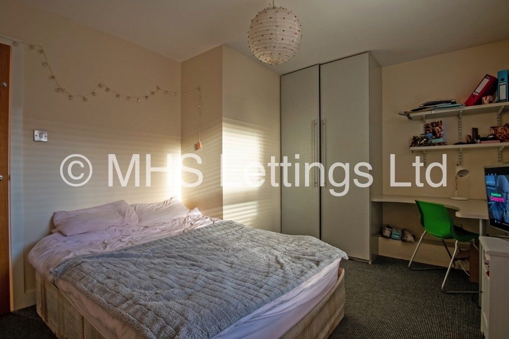 Photo of 6 Bedroom Mid Terraced House in 23 Granby Grove, Leeds, LS6 3BE