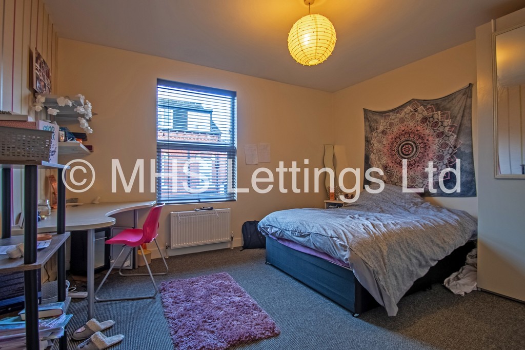 Photo of 6 Bedroom Mid Terraced House in 23 Granby Grove, Leeds, LS6 3BE
