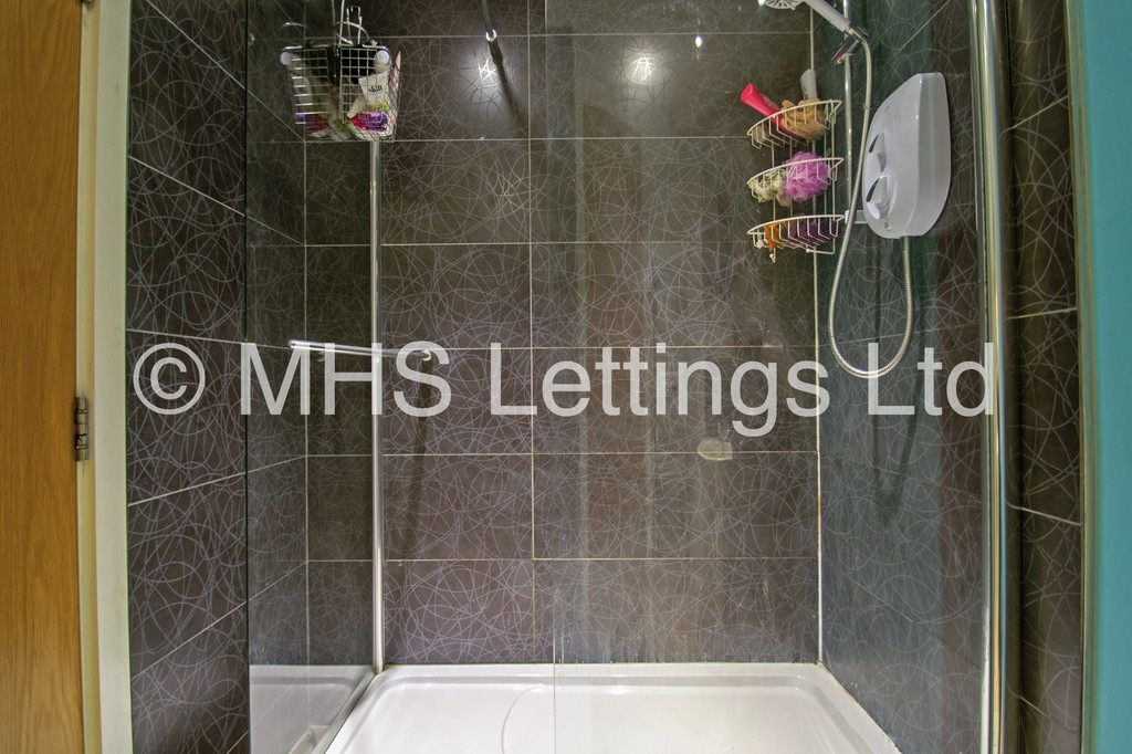 Photo of 6 Bedroom Mid Terraced House in 23 Granby Grove, Leeds, LS6 3BE