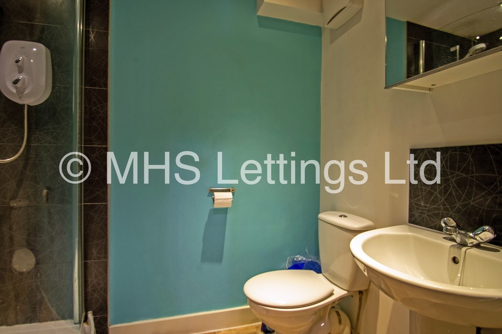Photo of 6 Bedroom Mid Terraced House in 23 Granby Grove, Leeds, LS6 3BE