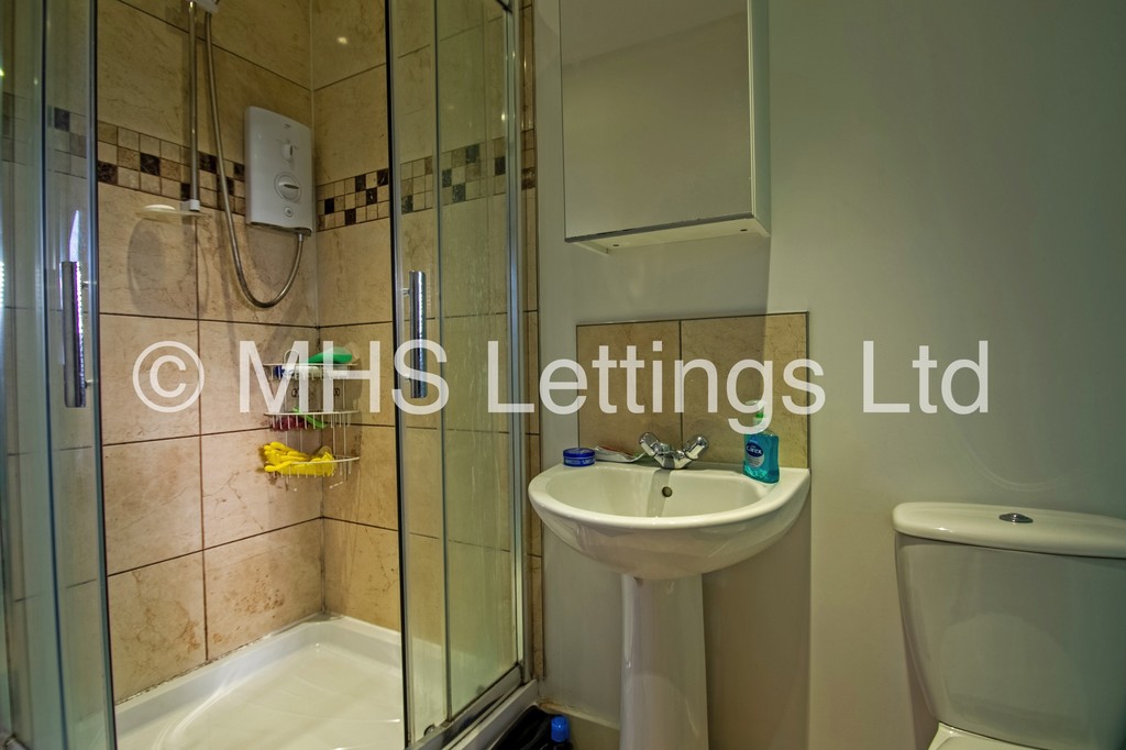 Photo of 6 Bedroom Mid Terraced House in 23 Granby Grove, Leeds, LS6 3BE