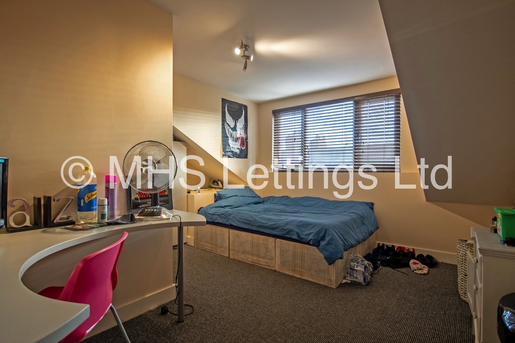 Photo of 6 Bedroom Mid Terraced House in 23 Granby Grove, Leeds, LS6 3BE