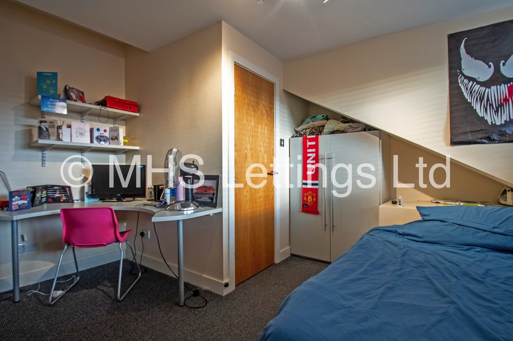 Photo of 6 Bedroom Mid Terraced House in 23 Granby Grove, Leeds, LS6 3BE