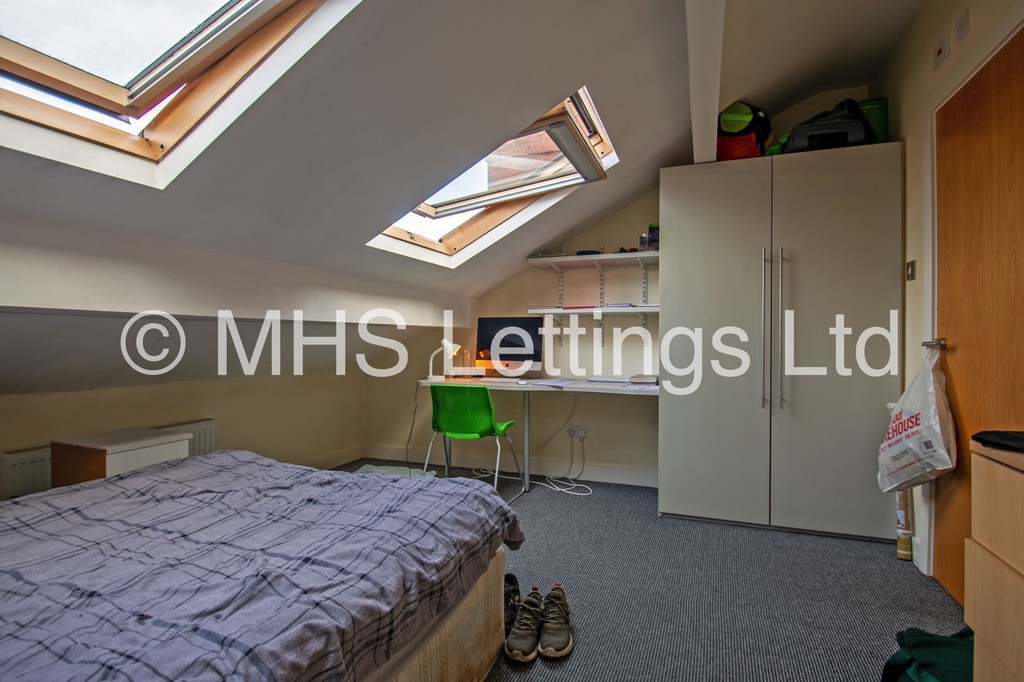 Photo of 6 Bedroom Mid Terraced House in 23 Granby Grove, Leeds, LS6 3BE