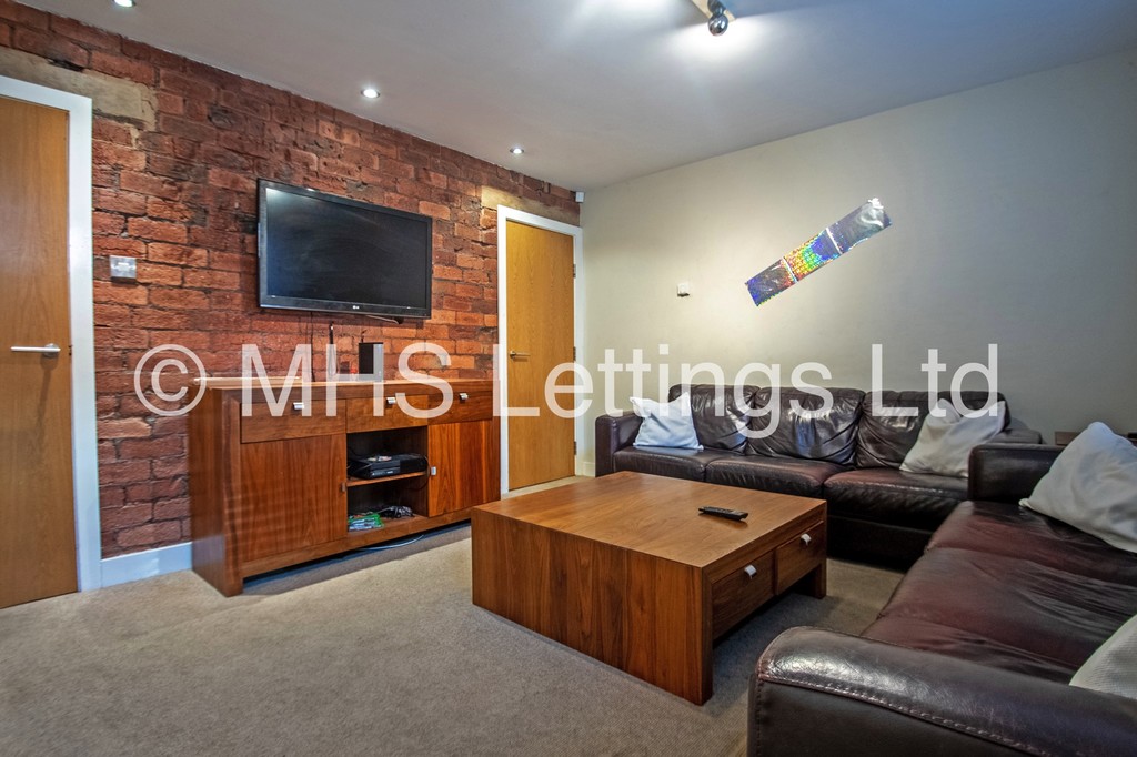 Photo of 6 Bedroom Mid Terraced House in 23 Granby Grove, Leeds, LS6 3BE
