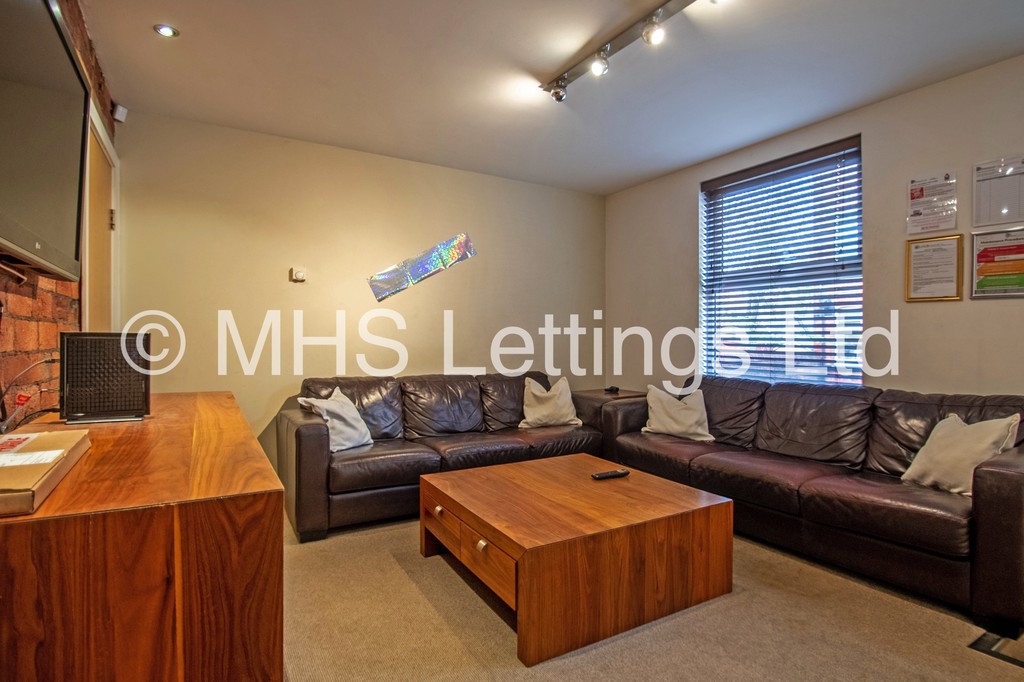 Photo of 6 Bedroom Mid Terraced House in 23 Granby Grove, Leeds, LS6 3BE