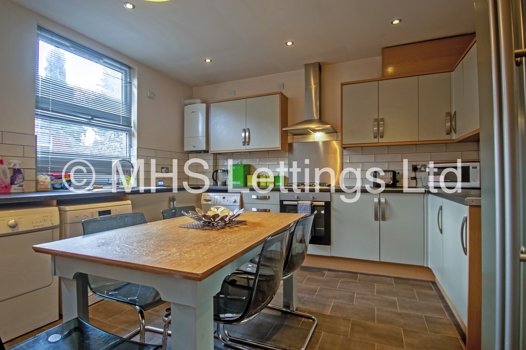 Photo of 6 Bedroom Mid Terraced House in 23 Granby Grove, Leeds, LS6 3BE
