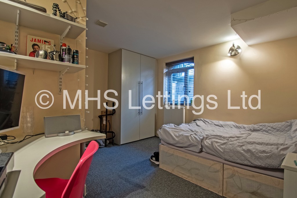 Photo of 6 Bedroom Mid Terraced House in 23 Granby Grove, Leeds, LS6 3BE