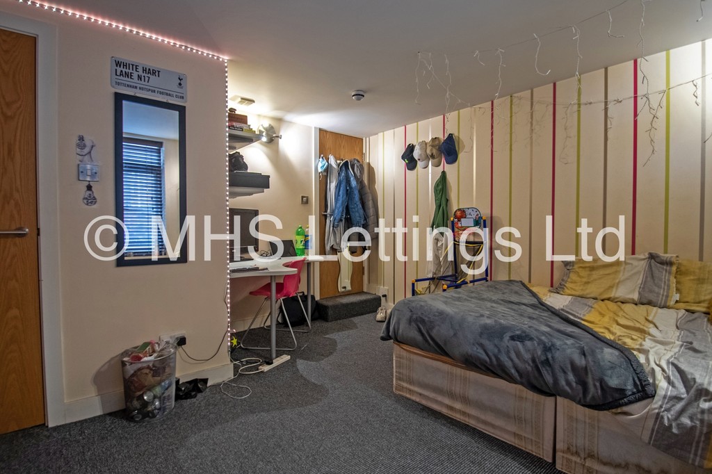Photo of 6 Bedroom Mid Terraced House in 23 Granby Grove, Leeds, LS6 3BE