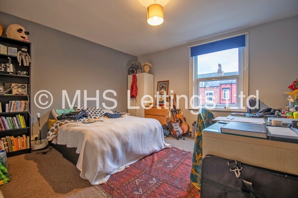 Photo of 4 Bedroom Mid Terraced House in 20 Knowle Road, Leeds, LS4 2PJ