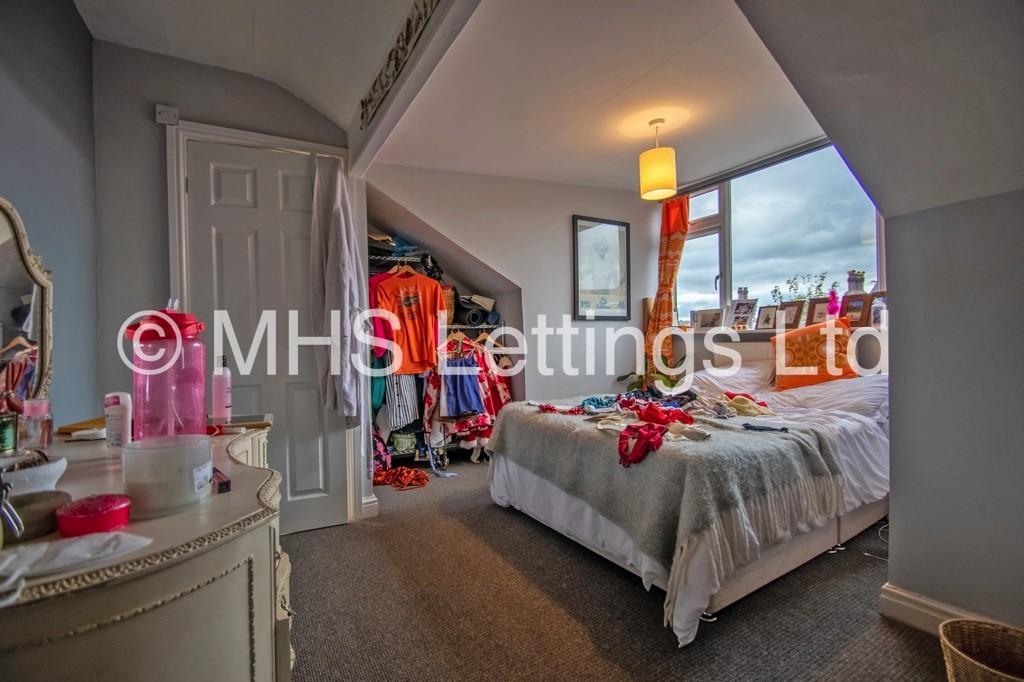 Photo of 4 Bedroom Mid Terraced House in 20 Knowle Road, Leeds, LS4 2PJ