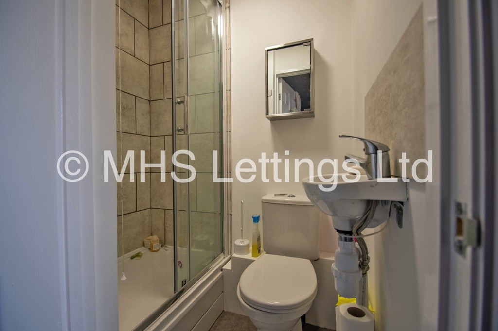 Photo of 4 Bedroom Mid Terraced House in 20 Knowle Road, Leeds, LS4 2PJ