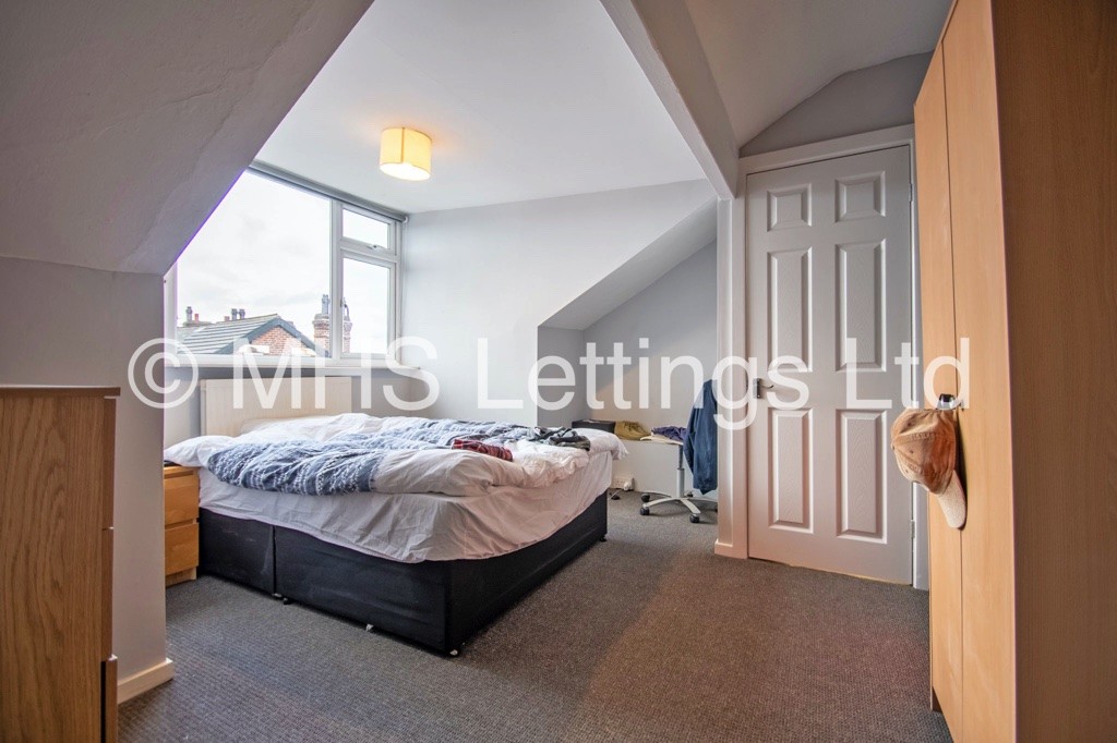 Photo of 4 Bedroom Mid Terraced House in 20 Knowle Road, Leeds, LS4 2PJ