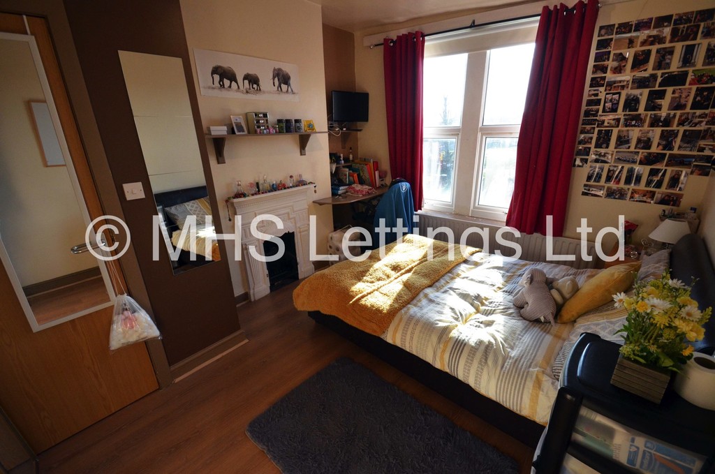 Photo of 6 Bedroom Semi-Detached House in 20 Hartley Avenue, Leeds, LS6 2LP
