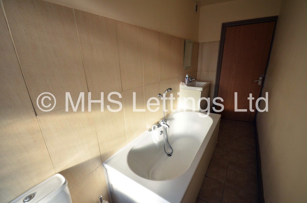 Photo of 6 Bedroom Semi-Detached House in 20 Hartley Avenue, Leeds, LS6 2LP