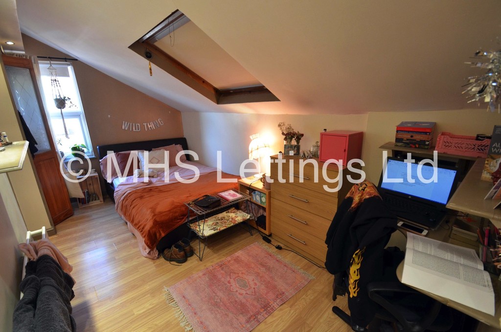 Photo of 6 Bedroom Semi-Detached House in 20 Hartley Avenue, Leeds, LS6 2LP