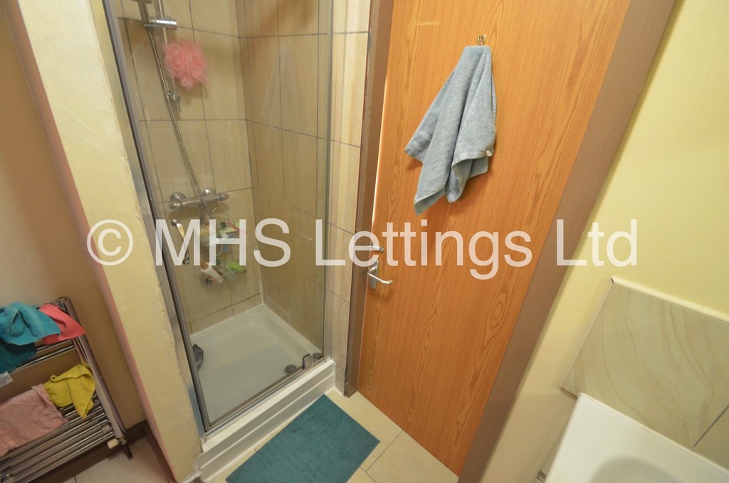 Photo of 6 Bedroom Semi-Detached House in 20 Hartley Avenue, Leeds, LS6 2LP