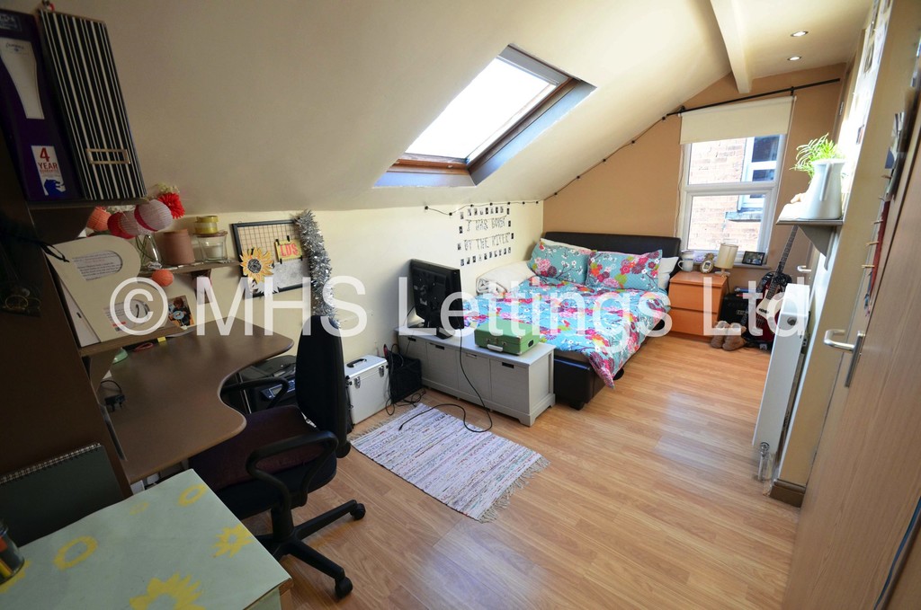 Photo of 6 Bedroom Semi-Detached House in 20 Hartley Avenue, Leeds, LS6 2LP