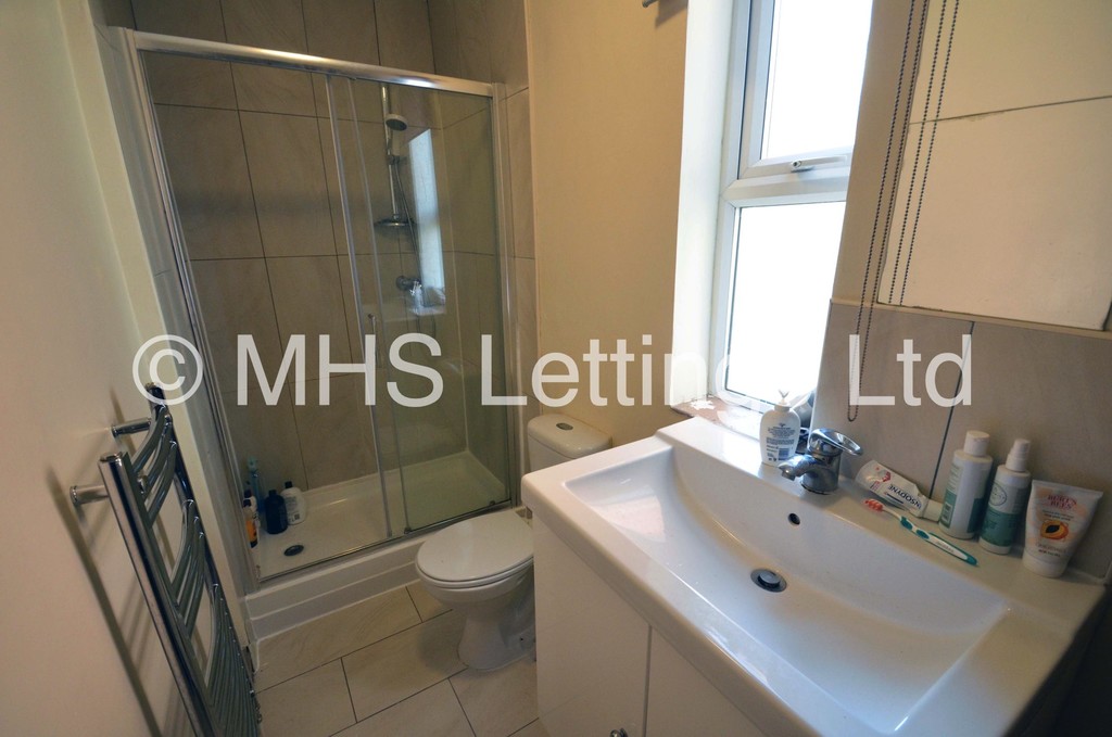 Photo of 6 Bedroom Semi-Detached House in 20 Hartley Avenue, Leeds, LS6 2LP