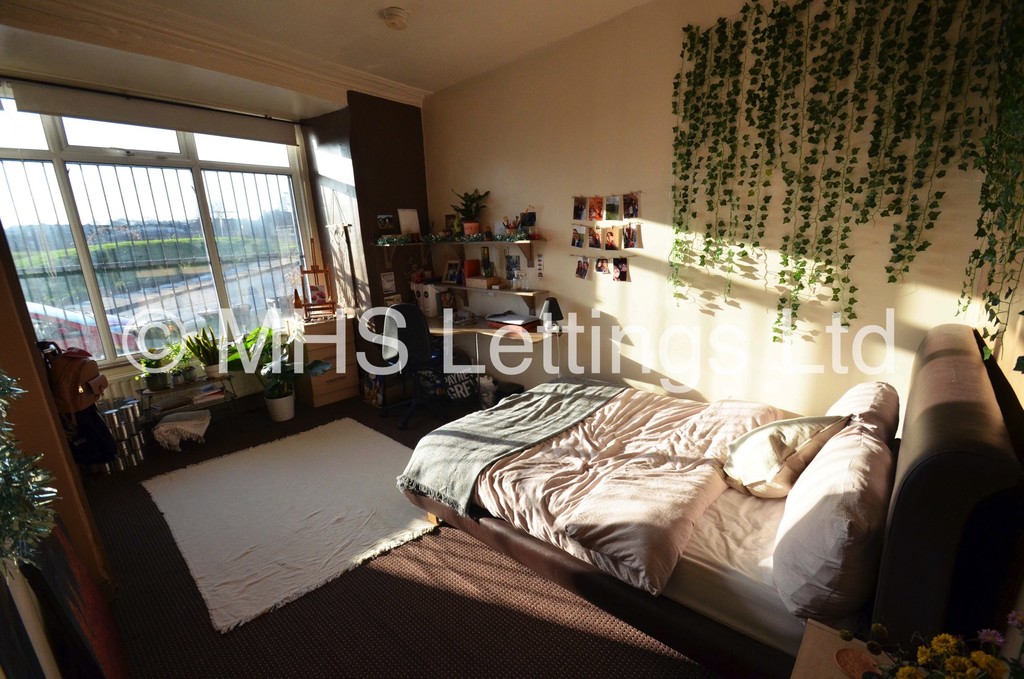 Photo of 6 Bedroom Semi-Detached House in 20 Hartley Avenue, Leeds, LS6 2LP