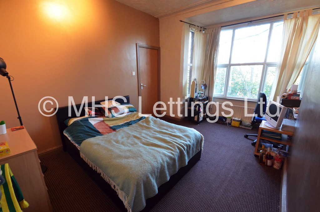 Photo of 6 Bedroom Semi-Detached House in 20 Hartley Avenue, Leeds, LS6 2LP