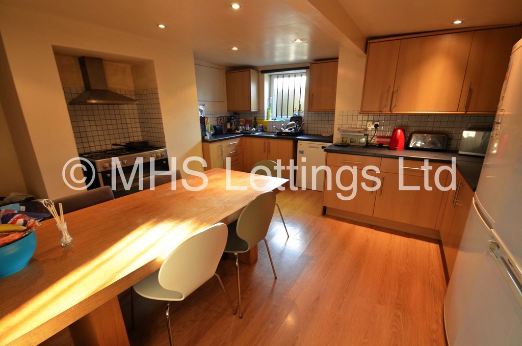 Photo of 6 Bedroom Semi-Detached House in 20 Hartley Avenue, Leeds, LS6 2LP