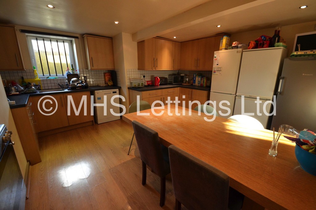 Photo of 6 Bedroom Semi-Detached House in 20 Hartley Avenue, Leeds, LS6 2LP