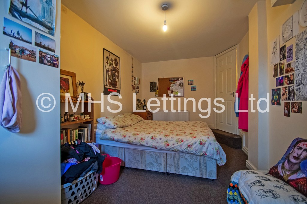 Photo of 5 Bedroom Mid Terraced House in 23 Beechwood View, Leeds, LS4 2LP