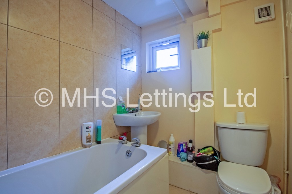 Photo of 5 Bedroom Mid Terraced House in 23 Beechwood View, Leeds, LS4 2LP