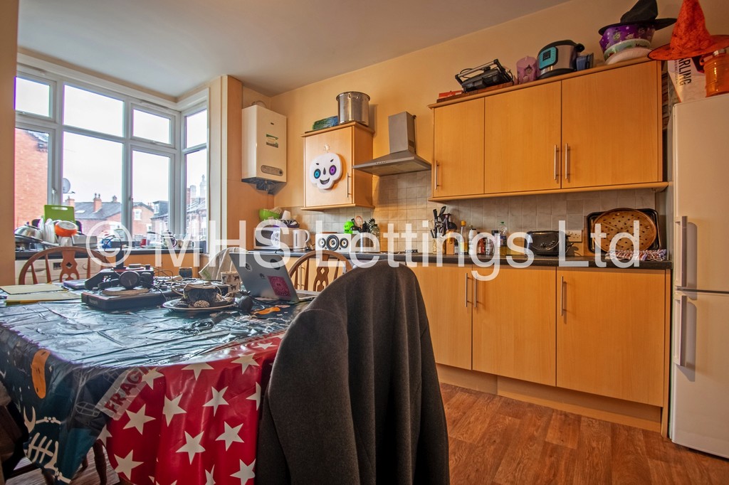 Photo of 5 Bedroom Mid Terraced House in 23 Beechwood View, Leeds, LS4 2LP
