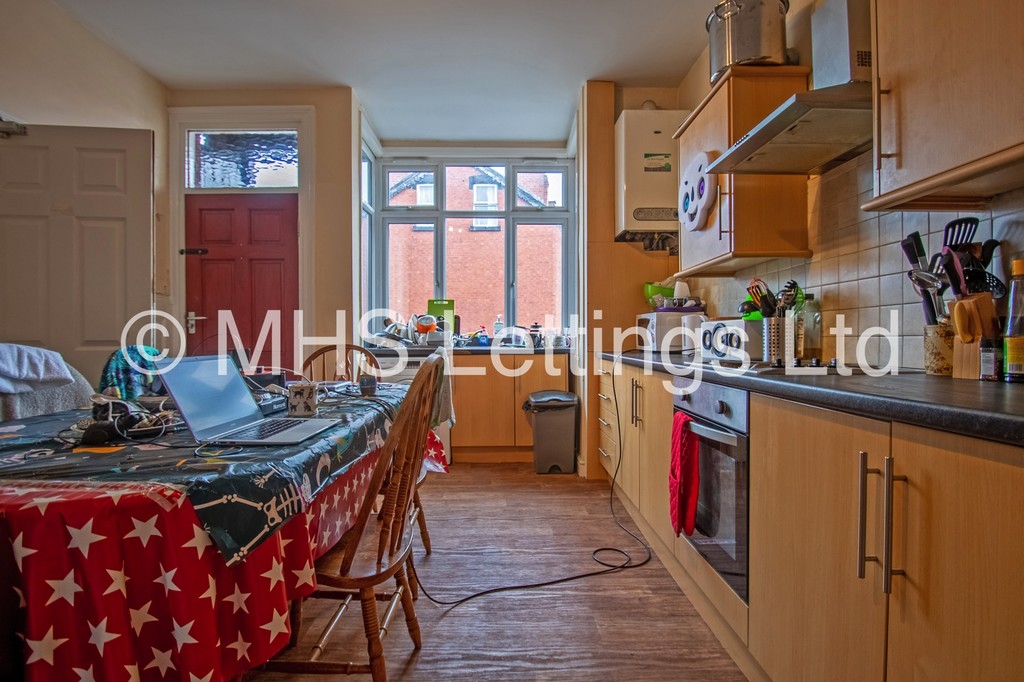 Photo of 5 Bedroom Mid Terraced House in 23 Beechwood View, Leeds, LS4 2LP