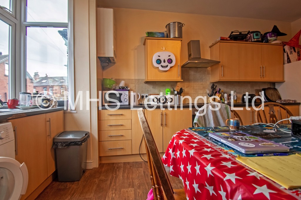 Photo of 5 Bedroom Mid Terraced House in 23 Beechwood View, Leeds, LS4 2LP