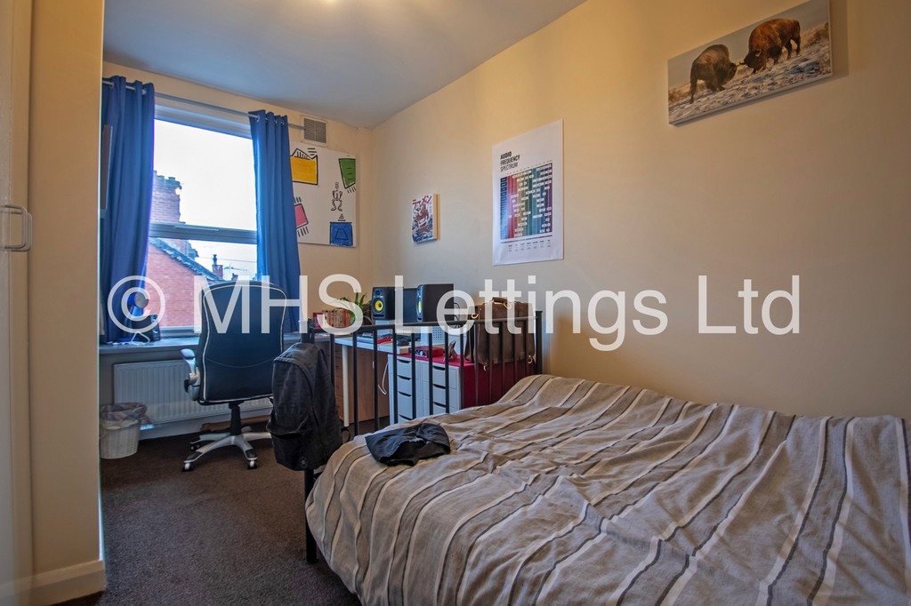 Photo of 5 Bedroom Mid Terraced House in 23 Beechwood View, Leeds, LS4 2LP