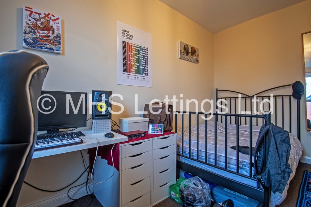 Photo of 5 Bedroom Mid Terraced House in 23 Beechwood View, Leeds, LS4 2LP