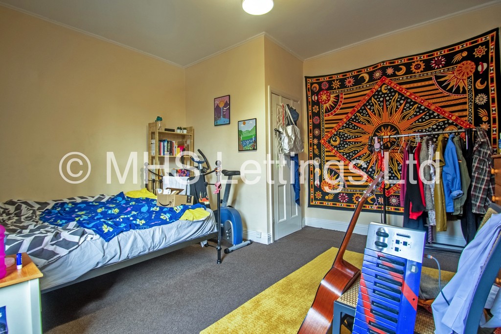 Photo of 5 Bedroom Mid Terraced House in 23 Beechwood View, Leeds, LS4 2LP