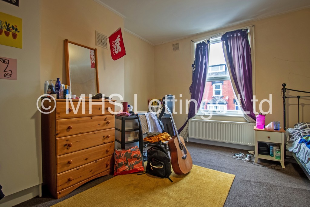 Photo of 5 Bedroom Mid Terraced House in 23 Beechwood View, Leeds, LS4 2LP
