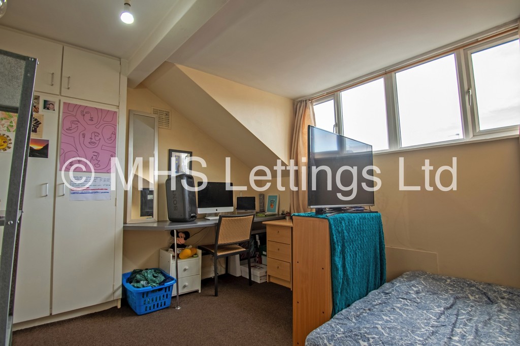 Photo of 5 Bedroom Mid Terraced House in 23 Beechwood View, Leeds, LS4 2LP