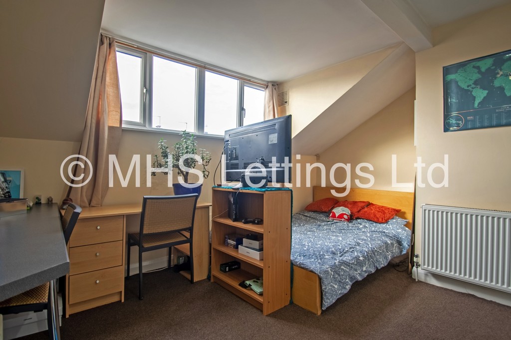 Photo of 5 Bedroom Mid Terraced House in 23 Beechwood View, Leeds, LS4 2LP