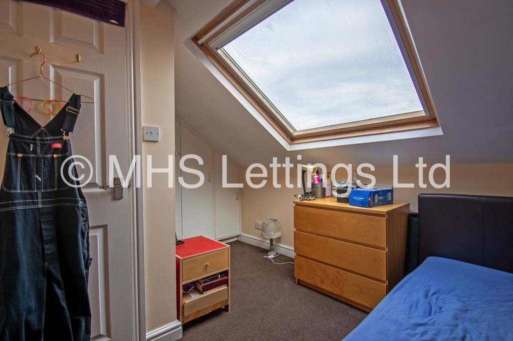 Photo of 5 Bedroom Mid Terraced House in 23 Beechwood View, Leeds, LS4 2LP