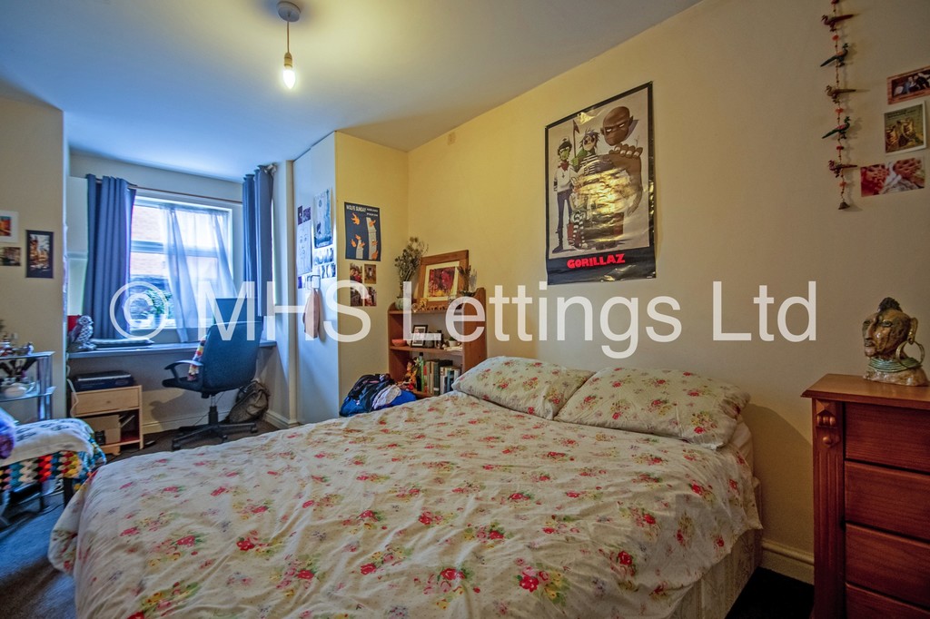 Photo of 5 Bedroom Mid Terraced House in 23 Beechwood View, Leeds, LS4 2LP