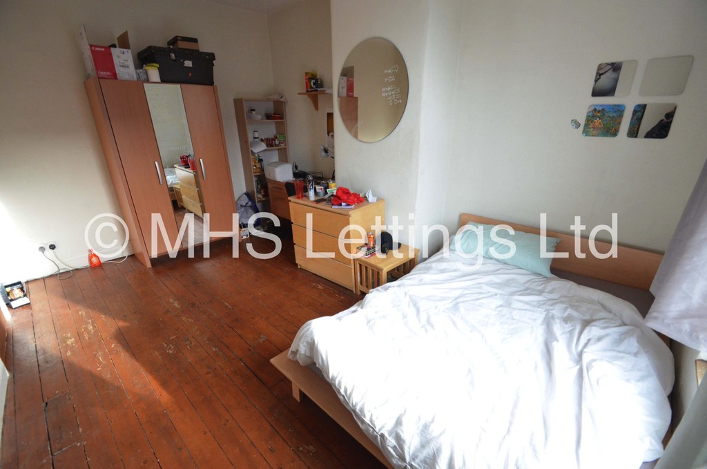 Photo of 4 Bedroom Mid Terraced House in 14 Royal Park View, Leeds, Leeds, LS6 1HN