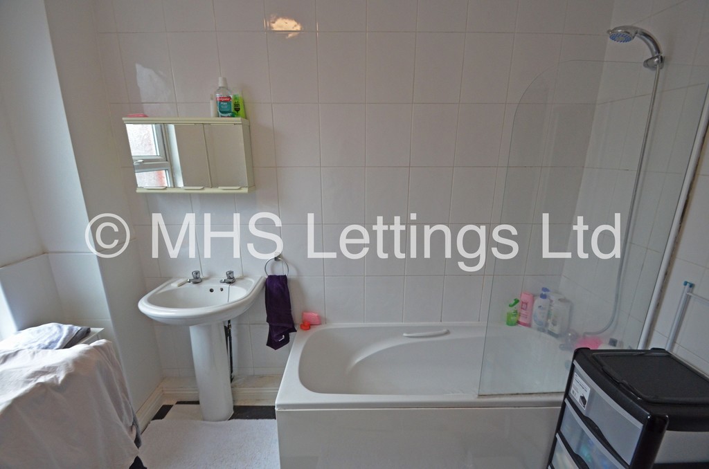 Photo of 4 Bedroom Mid Terraced House in 14 Royal Park View, Leeds, Leeds, LS6 1HN