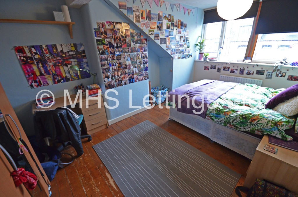 Photo of 4 Bedroom Mid Terraced House in 14 Royal Park View, Leeds, Leeds, LS6 1HN