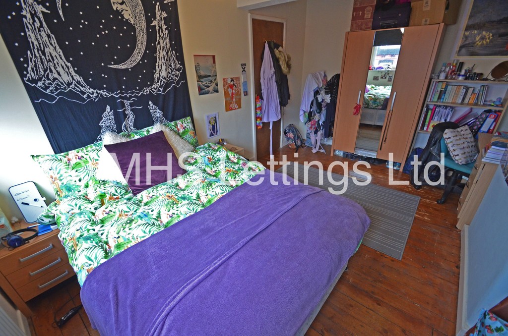Photo of 4 Bedroom Mid Terraced House in 14 Royal Park View, Leeds, Leeds, LS6 1HN