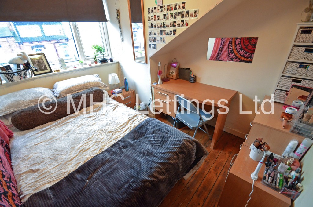 Photo of 4 Bedroom Mid Terraced House in 14 Royal Park View, Leeds, Leeds, LS6 1HN