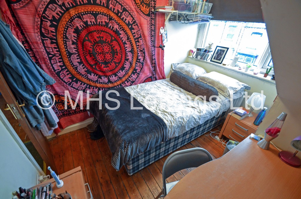 Photo of 4 Bedroom Mid Terraced House in 14 Royal Park View, Leeds, Leeds, LS6 1HN