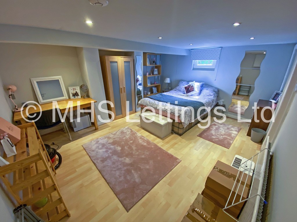 Photo of 4 Bedroom Mid Terraced House in 14 Royal Park View, Leeds, Leeds, LS6 1HN